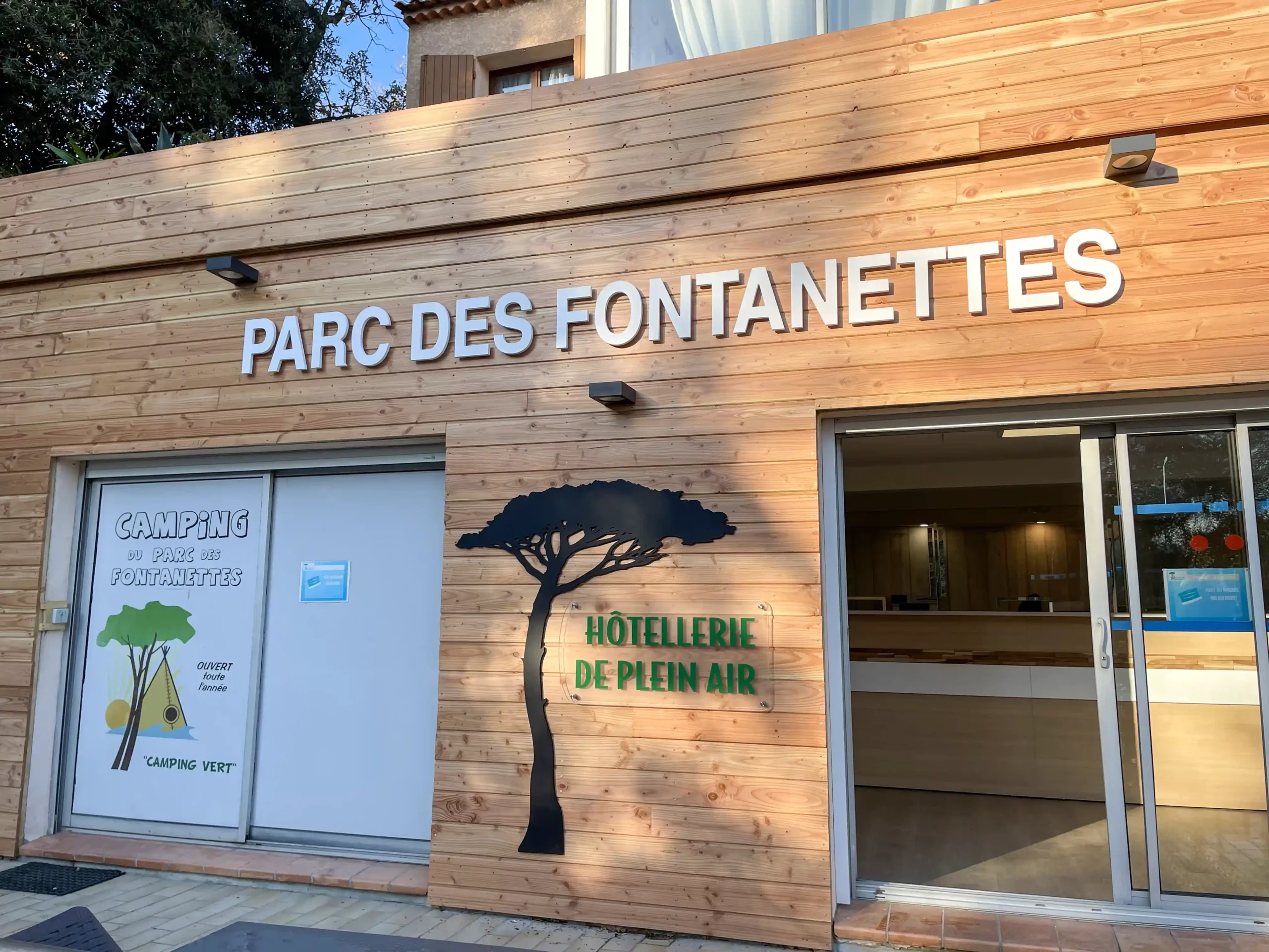 Façade en lettre découpées